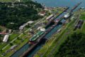 Navio de carga atravessa o Canal do Panamá com nível baixo de água durante seca histórica