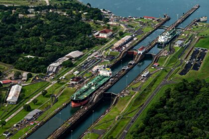 Navio de carga atravessa o Canal do Panamá com nível baixo de água durante seca histórica