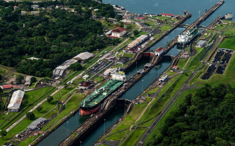 Navio de carga atravessa o Canal do Panamá com nível baixo de água durante seca histórica