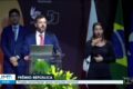 Jornalista Marcelo Moreira com troféu do Prêmio Sebrae de Jornalismo, reportagem vencedora do Maranhão