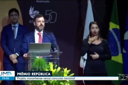 Jornalista Marcelo Moreira com troféu do Prêmio Sebrae de Jornalismo, reportagem vencedora do Maranhão