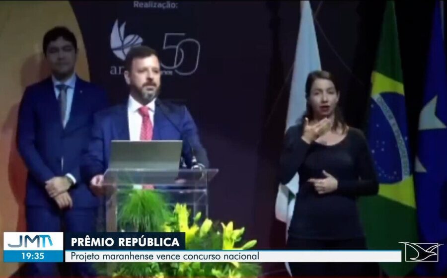 Jornalista Marcelo Moreira com troféu do Prêmio Sebrae de Jornalismo, reportagem vencedora do Maranhão