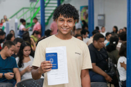 Jovens profissionais analisando reputação de empresas em tablets, priorizando propósito sobre salário