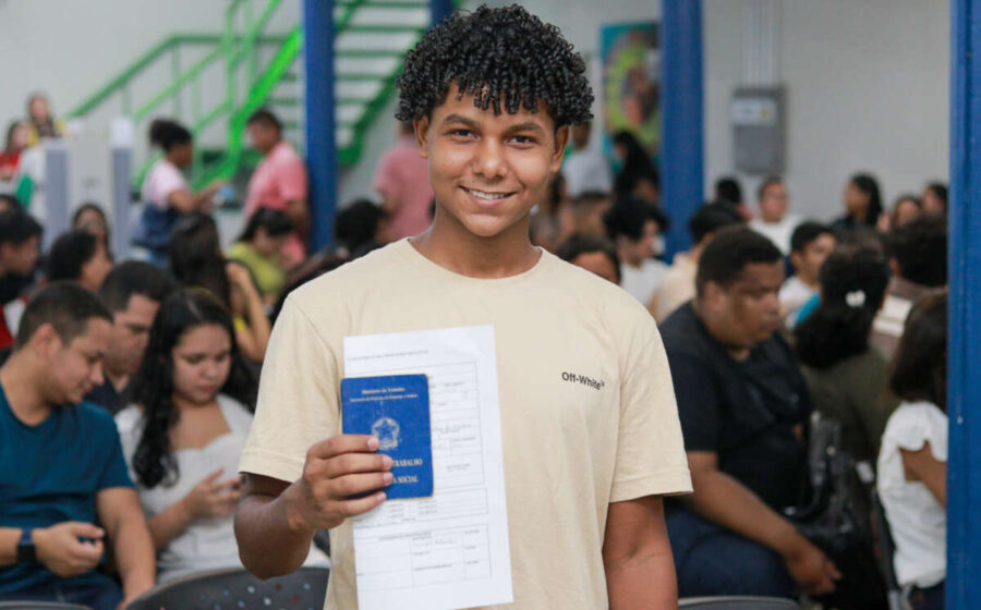Jovens profissionais analisando reputação de empresas em tablets, priorizando propósito sobre salário