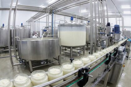 Comparação de potes de requeijão com rótulos nutricionais destacando proteína e sódio
