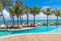 Fachada do Tauá Resort & Convention em João Pessoa com praia de Cabo Branco ao fundo