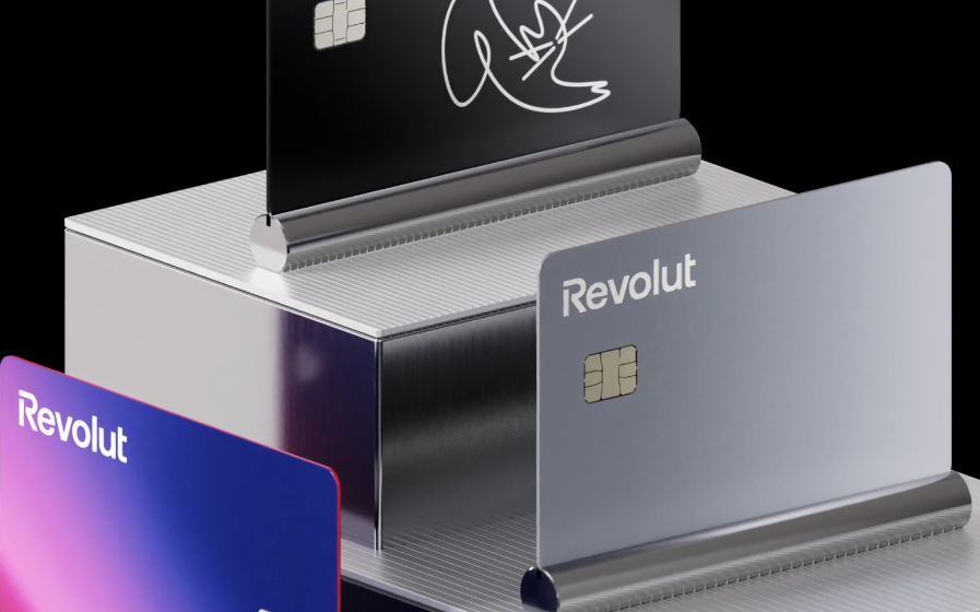 Revolut no Brasil: app de celular com logotipo ao lado de bandeira brasileira e gráficos de crescimento de crédito