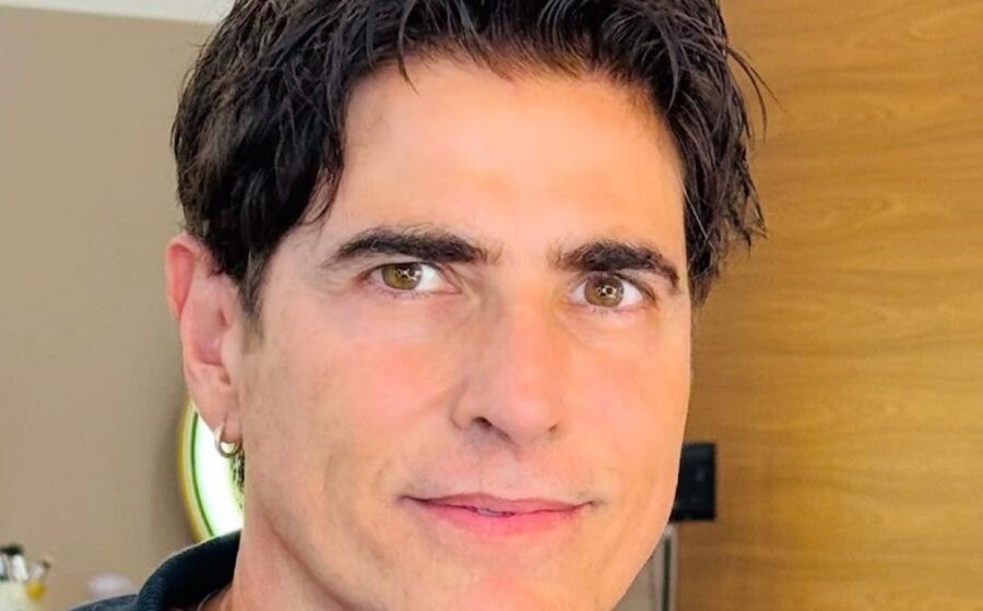 Reynaldo Gianecchini, 51 anos, expressão séria, anuncia fim da vontade de atuar em novelas brasileiras