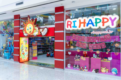 Fachada de loja Ri Happy com logotipo colorido, simbolizando maior varejista de brinquedos do Brasil em recuperação extrajudicial