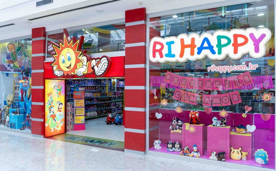 Fachada de loja Ri Happy com logotipo colorido, simbolizando maior varejista de brinquedos do Brasil em recuperação extrajudicial