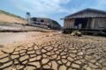 Rio Negro em Manaus com nível baixo expondo margens secas e barcos encalhados durante seca antecipada