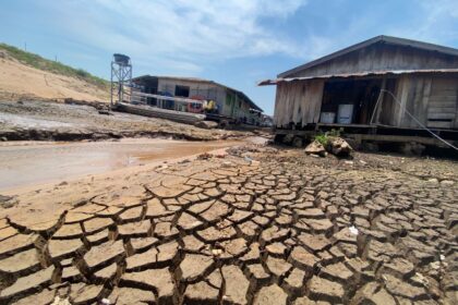 Rio Negro em Manaus com nível baixo expondo margens secas e barcos encalhados durante seca antecipada