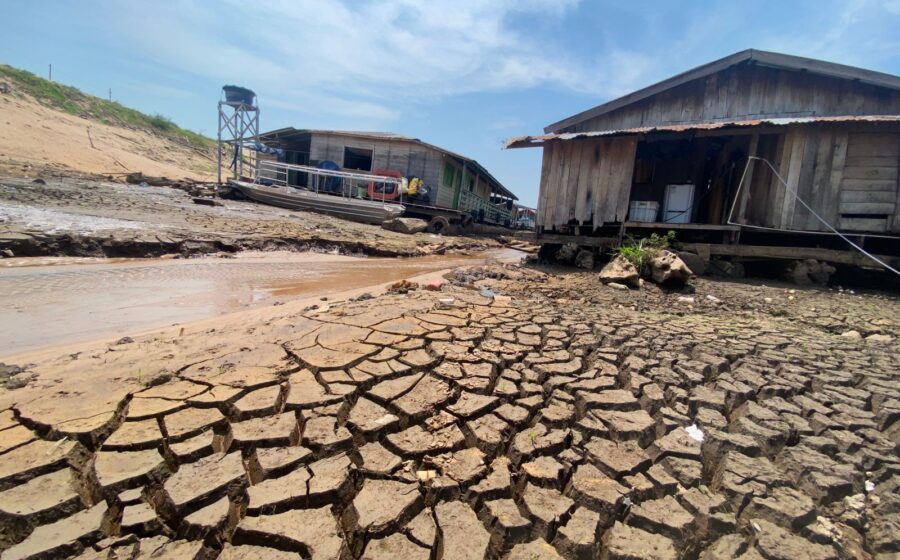 Rio Negro em Manaus com nível baixo expondo margens secas e barcos encalhados durante seca antecipada
