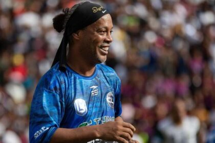 Ronaldinho Gaúcho aos 46 anos com a camisa do Ravenna FC, anúncio de retorno aos gramados na Série C italiana