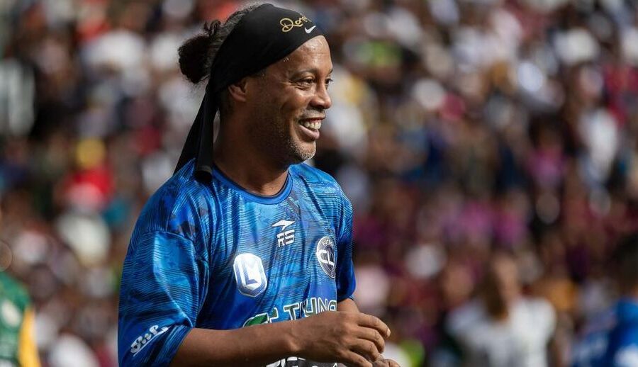 Ronaldinho Gaúcho aos 46 anos com a camisa do Ravenna FC, anúncio de retorno aos gramados na Série C italiana
