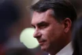 Jato executivo em pista de aeroporto noturno, investigação PF voo fantasma Flávio Bolsonaro