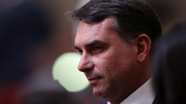 Jato executivo em pista de aeroporto noturno, investigação PF voo fantasma Flávio Bolsonaro