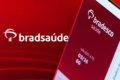 Gráfico de ações SAUD3 da BradSaúde mostra alta de 4,22% para R$ 16,07 com dividendos de R$ 1 bilhão