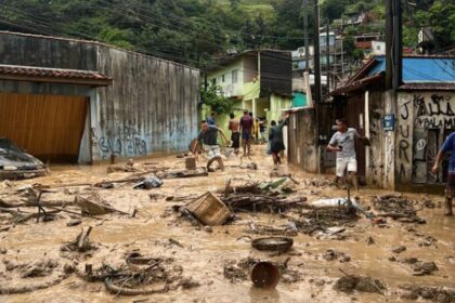 Rodovia SP-129 bloqueada por deslizamento de terra e árvores após chuvas extremas no interior de São Paulo