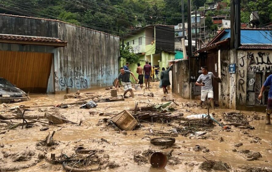 Rodovia SP-129 bloqueada por deslizamento de terra e árvores após chuvas extremas no interior de São Paulo