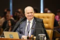 Ministro Edson Fachin no plenário do STF decidindo sobre inquéritos do INSS e Banco Master