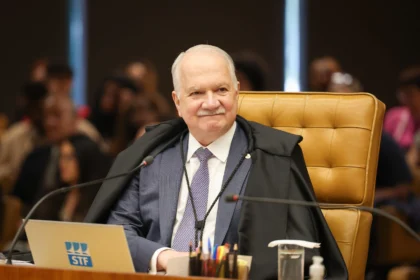 Ministro Edson Fachin no plenário do STF decidindo sobre inquéritos do INSS e Banco Master