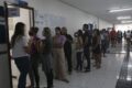 Eleitores aguardam do lado de fora de seção eleitoral no RJ após STF prorrogar votação às 17h01