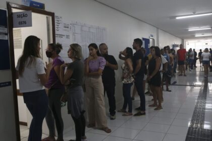 Eleitores aguardam do lado de fora de seção eleitoral no RJ após STF prorrogar votação às 17h01