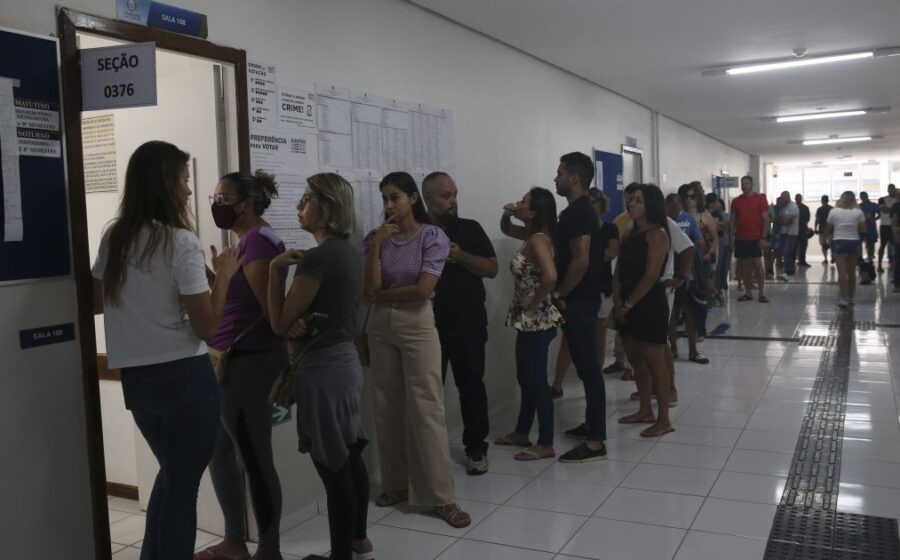 Eleitores aguardam do lado de fora de seção eleitoral no RJ após STF prorrogar votação às 17h01