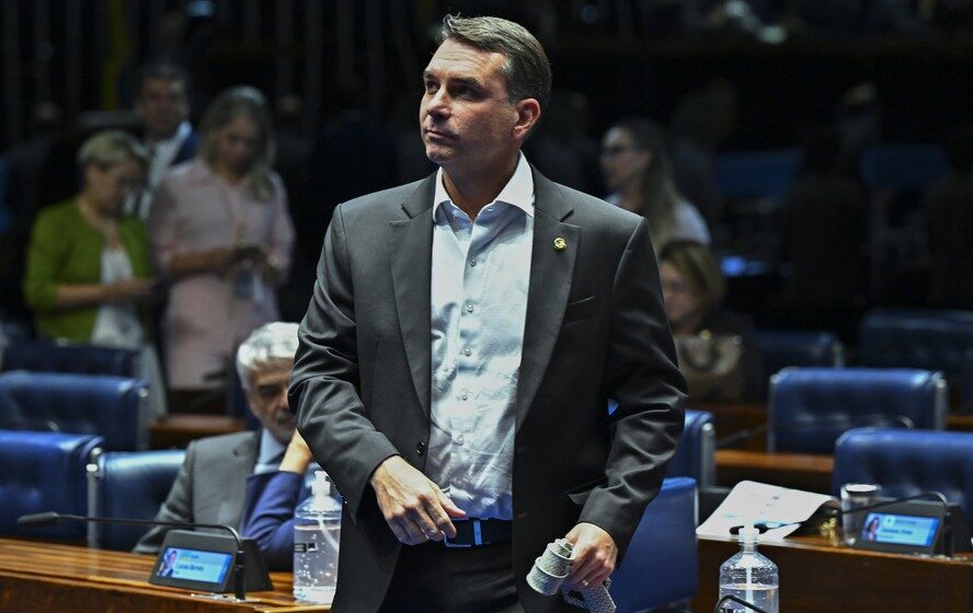 Ministro Flávio Dino do STF assina despacho determinando investigação da PF sobre interferência estrangeira nas eleições 2026