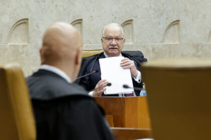 Fachada do STF em Brasília com símbolos de apostas online e balança da justiça representando audiência sobre bets