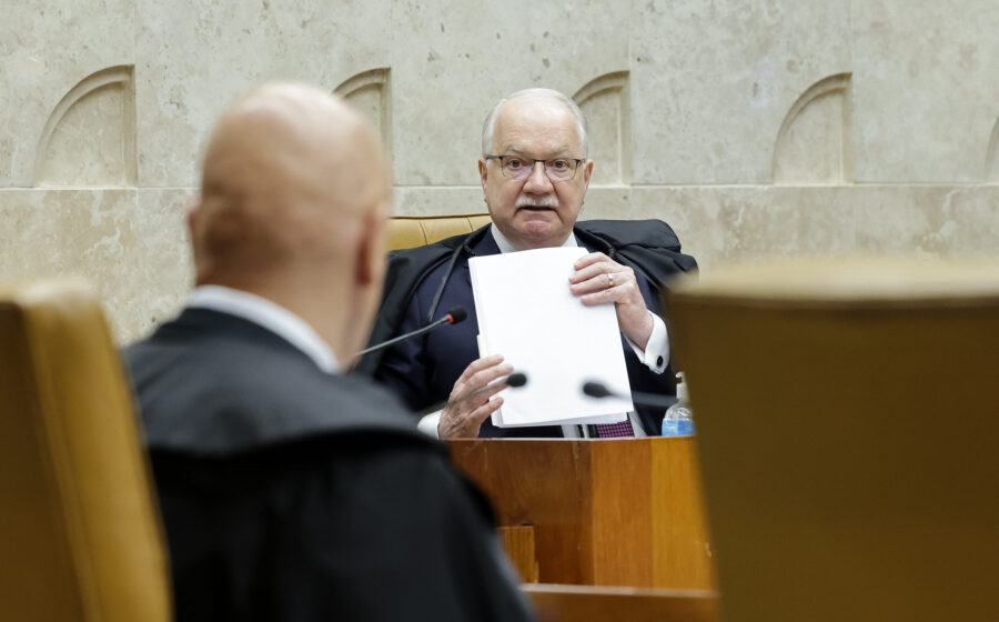 Fachada do STF em Brasília com símbolos de apostas online e balança da justiça representando audiência sobre bets