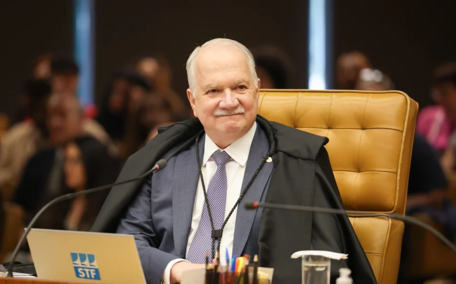Plenário do STF com ministros Edson Fachin e André Mendonça em destaque, representando divisão de relatorias
