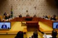 Plenário do STF com balança da justiça e documentos tributários PIS Cofins representando bloqueio da tese do século