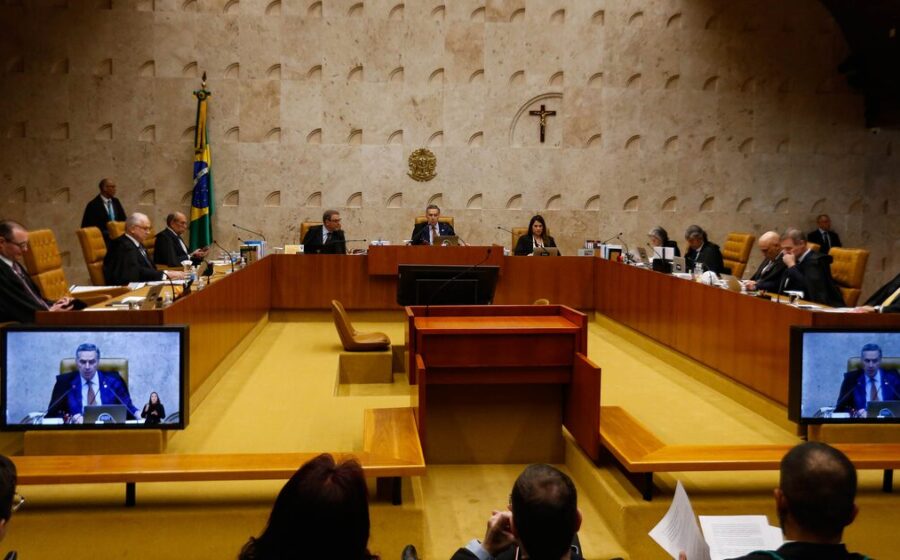 Plenário do STF com balança da justiça e documentos tributários PIS Cofins representando bloqueio da tese do século