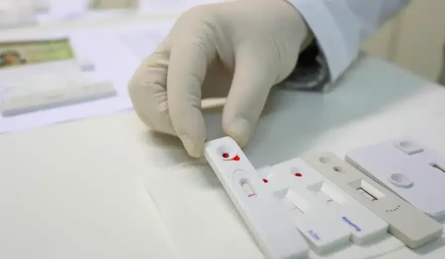 Mulher realizando exame molecular de DNA-HPV para detecção precoce de câncer de colo do útero no SUS