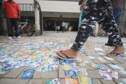 Calçada de escola em Sorocaba limpa, sem santinhos eleitorais, segundo turno