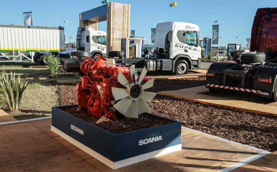 Caminhão Scania nova geração com cabine high-tech e motor 11 litros em destaque
