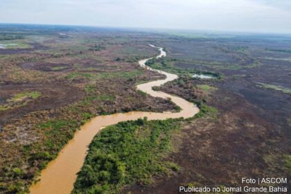 Rio Madeira com nível críticamente baixo durante seca extrema na Amazônia, expondo bancos de areia e dificultando navegação