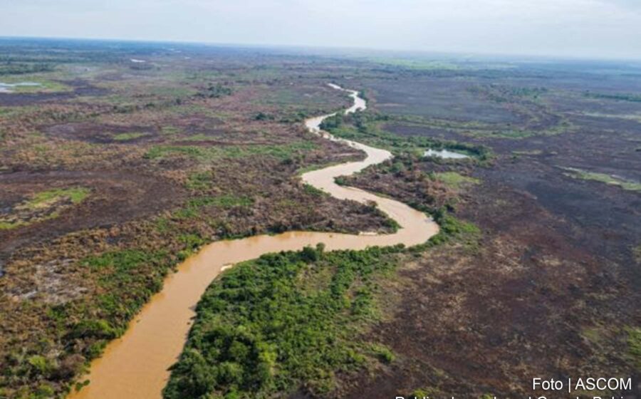 Rio Madeira com nível críticamente baixo durante seca extrema na Amazônia, expondo bancos de areia e dificultando navegação