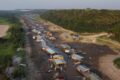 Navio de carga no rio Amazonas com nível baixo de água durante seca severa