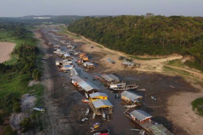 Navio de carga no rio Amazonas com nível baixo de água durante seca severa