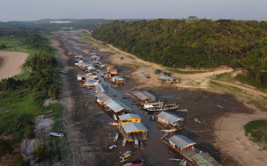 Navio de carga no rio Amazonas com nível baixo de água durante seca severa