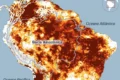 Rio Amazonas com nível baixo expondo bancos de areia e navio cargueiro parcialmente carregado em Itacoatiara