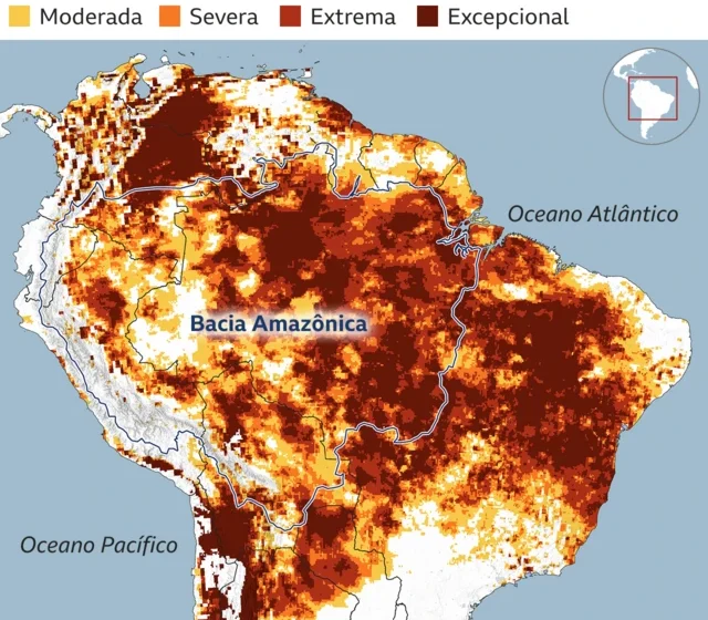 Rio Amazonas com nível baixo expondo bancos de areia e navio cargueiro parcialmente carregado em Itacoatiara