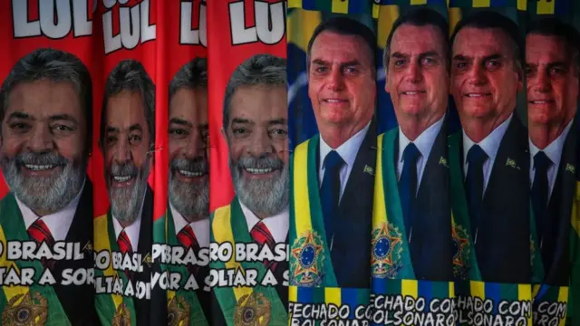 Secretário maranhense em coletiva ao lado de viaturas da PM, com ícone de WhatsApp e balão "brincadeira" sobreposto