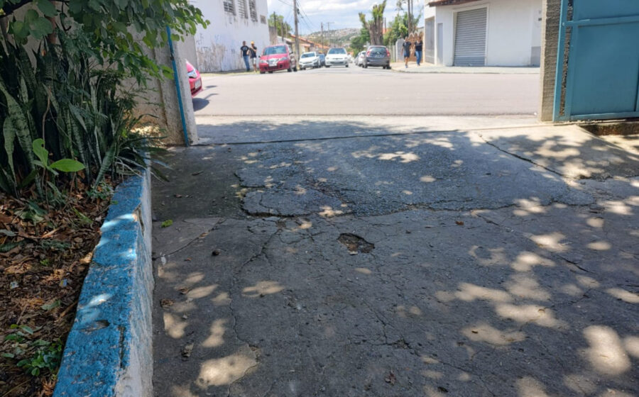 Escola de votação vazia em Sorocaba no segundo turno, corredores desertos e ruas limpas sem santinhos