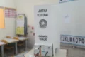 Eleitor no Acre votando na urna eletrônica no segundo turno das eleições 2024