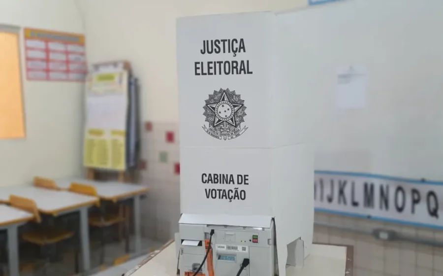Eleitor no Acre votando na urna eletrônica no segundo turno das eleições 2024