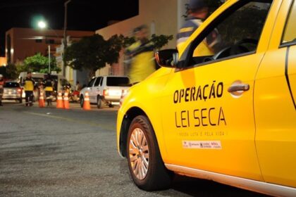 Urna eletrônica e copo de cerveja simbolizam votação sem Lei Seca na Paraíba em 2026